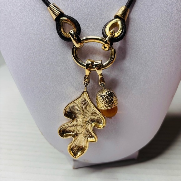 NEW Vintage Francesca Visconti Acorn & Leaf Pendant. Never  FRANCESCA VISCONTI Vintage Gold Tone Glass Ivory Amber Black Acorn Necklace